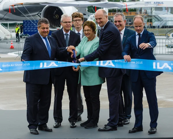 Wirtschaftsminister und Energieminister Sigmar Gabriel und Begleitpersonen eröffneten Ausstellung zur Berliner Luftfahrtschau. lizenzfreie Stockfotos