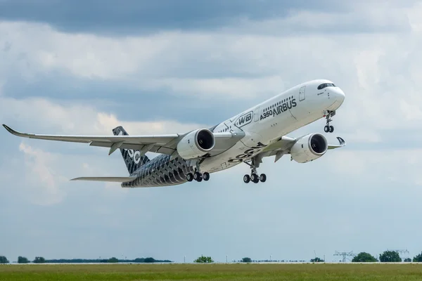 Voo de demonstração Airbus A350 XWB . — Fotografia de Stock