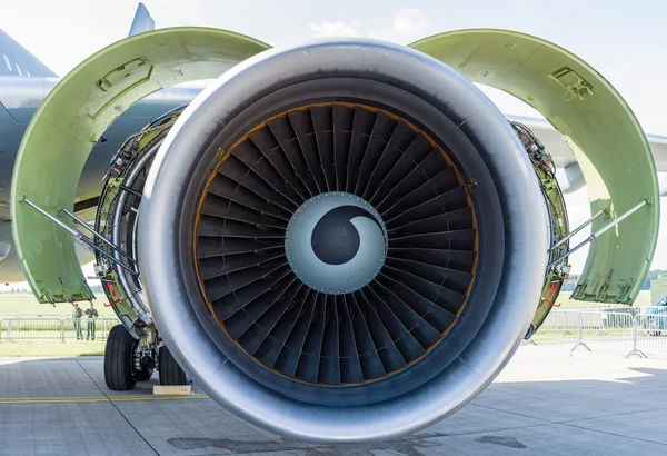 Turbofan motor General Electric Cf6 - 80c 2 av medicinska flygplan Airbus A310-304 Mrtt Medevac "Augusti Euler" (Luftwaffe). — Stockfoto