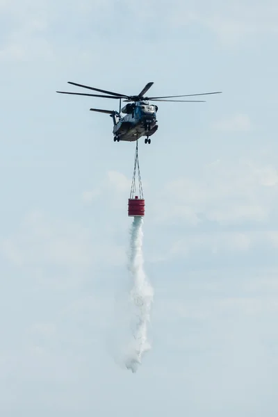 Vlucht helicopter Nh90 van het Duitse leger met apparatuur voor brandbestrijding — Stockfoto