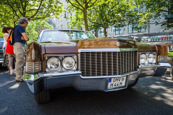 Pełnowymiarowy luksusowy samochód Cadillac de Ville Cabrio, 1970 — Zdjęcie stockowe