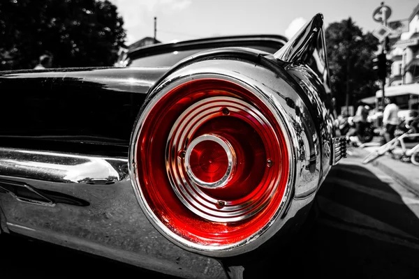 Stoplight voor een persoonlijke luxe auto ford thunderbird (derde generatie). — Stockfoto