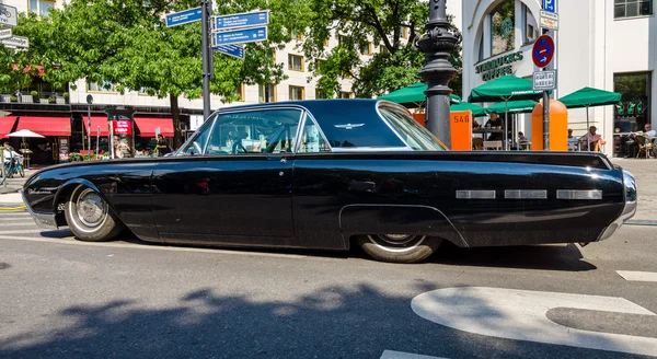 Kişisel lüks araba ford thunderbird (üçüncü nesil) — Stok fotoğraf