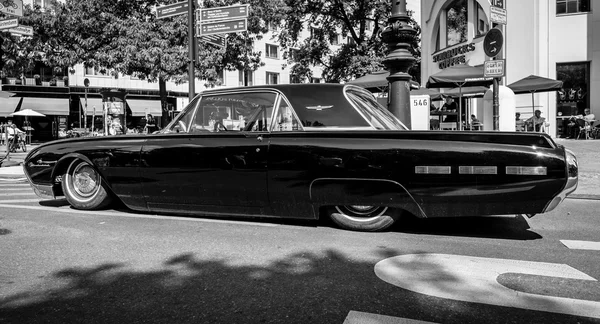 Voiture de luxe personnelle Ford Thunderbird (troisième génération ). — Photo