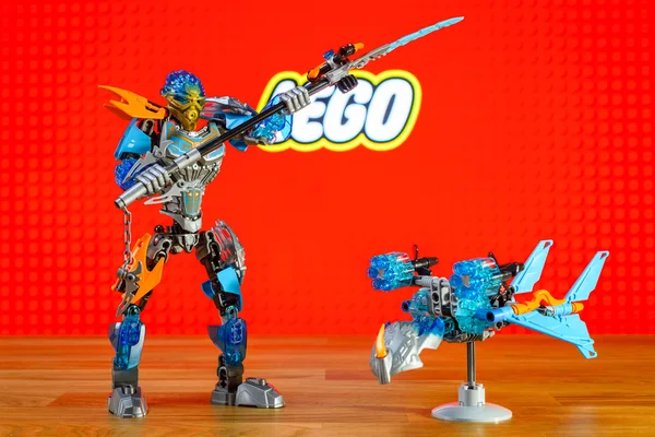 Tecken (leksaker) universum Lego BIONICLE - Gali, Uniter av vatten och Akida, varelse av vatten. — Stockfoto