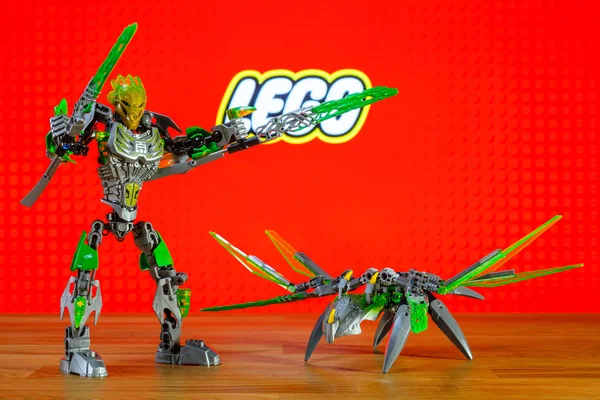 Die figuren (toys) universum von lego bionicle - lewa, uniter von dschungel und uxar, wesen des dschungels. lizenzfreie Stockfotos