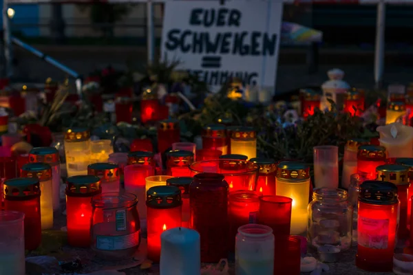 Pregate per Orlando. Candele in memoria delle vittime della sparatoria al club Pulse di Orlando, vicino all'ambasciata statunitense sulla Pariser Platz di fronte alla Porta di Brandeburgo . — Foto Stock