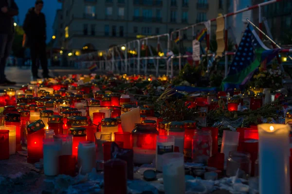 Pray for Orlando. Candles in memory of the victims of the shooting at the club Pulse in Orlando, near the US Embassy on Pariser Platz in front of the Brandenburg Gate. — Stock Photo, Image