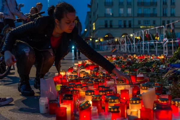 Pregate per Orlando. Candele in memoria delle vittime della sparatoria al club Pulse di Orlando, vicino all'ambasciata statunitense sulla Pariser Platz di fronte alla Porta di Brandeburgo . — Foto Stock