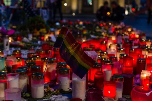 Pray for Orlando. Candles in memory of the victims of the shooting at the club Pulse in Orlando, near the US Embassy on Pariser Platz in front of the Brandenburg Gate. — Stock Photo, Image
