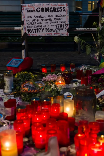 Pregate per Orlando. Candele in memoria delle vittime della sparatoria al club Pulse di Orlando, vicino all'ambasciata statunitense sulla Pariser Platz di fronte alla Porta di Brandeburgo . — Foto Stock