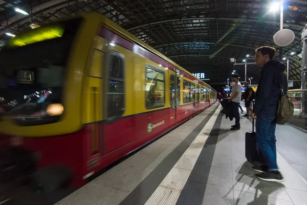 Berlins centralstation i natt. Ankomsten av urban eltåg (S-Bahn). — Stockfoto