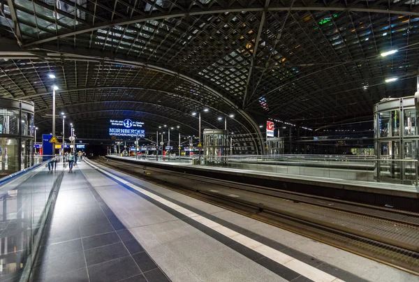 Estação Central de Berlim durante a noite . — Fotografia de Stock