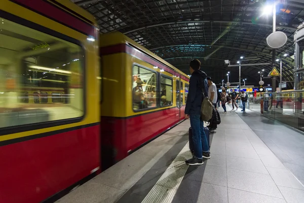 Berlin Central Station in the night. Arrival of urban electric trains (S-Bahn). — Stock Photo, Image