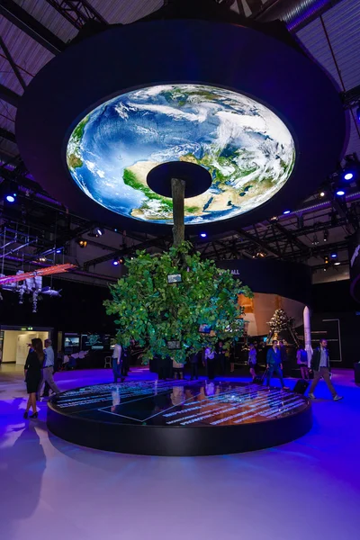 Paviljoen de ruimte. Model van de aarde en een groeiende groene boom. — Stockfoto