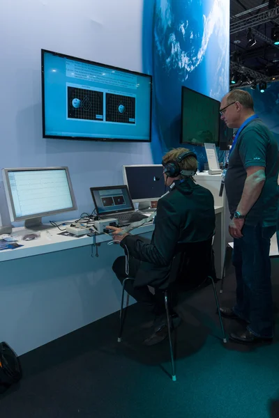 El stand del Centro Aeroespacial Alemán (DLR). La tecnología de control remoto del simulador . — Foto de Stock