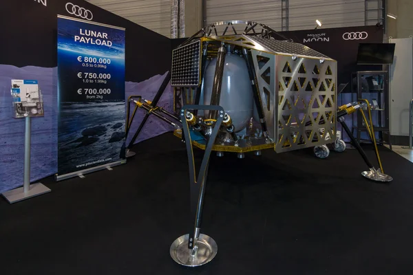 El stand de PT Scientists. El modelo del módulo lunar para la investigación científica . —  Fotos de Stock