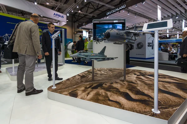 The stand of Airbus Group. Models of military transport aircraft Airbus A400M Atlas and multirole fighter Eurofighter Typhoon — Stock Photo, Image