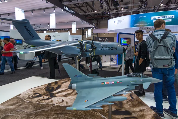 The stand of Airbus Group. Models of military transport aircraft Airbus A400M Atlas and multirole fighter Eurofighter Typhoon — Stock Photo, Image