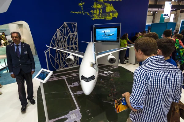 El stand de Airbus Group. Modelo de avión de pasajeros Airbus A350-1000 — Foto de Stock