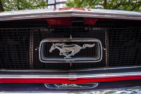 The emblem of Ford Mustang, close-up. — Stock Photo, Image