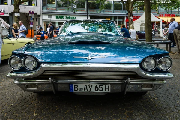 Личный роскошный автомобиль Ford Thunderbird (четвертое поколение), 1965 — стоковое фото