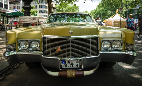 Полноразмерный роскошный автомобиль Cadillac Sedan Deville, 1970 год — стоковое фото