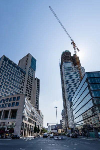 Hotel Waldorf Astoria by Hilton (left) and the construction of a new skyscraper Upper West/Atlas Tower (right) in West Berlin — Stock Photo, Image
