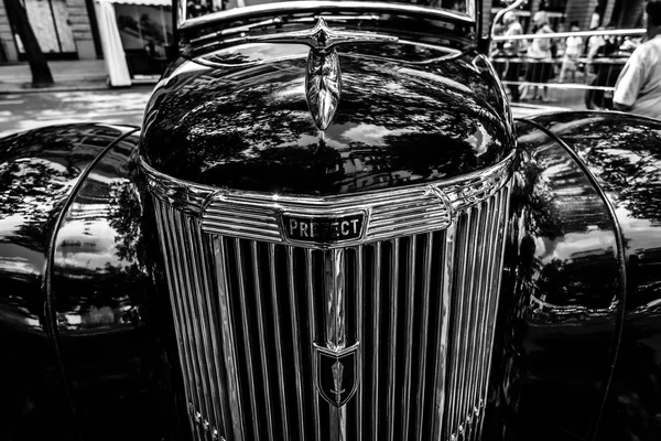 Vintage araba Ford Prefect (E493a), Ford İngiltere tarafından üretilen bir İngiliz otomobil parçası. — Stok fotoğraf
