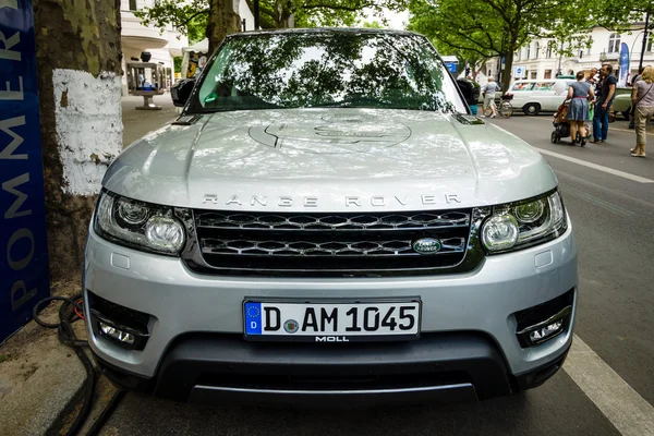 Среднего размера роскошный внедорожник Range Rover Sport, с 2013 года — стоковое фото