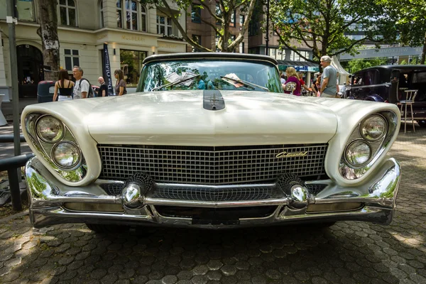 Auto di lusso a grandezza naturale Lincoln Continental Mk III . — Foto Stock