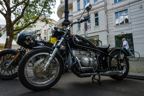 Bmw'nin motoru ile vintage tarzda özel bisiklet — Stok fotoğraf