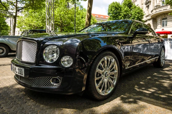 Full storlek lyxbil Bentley Mulsanne. — Stockfoto