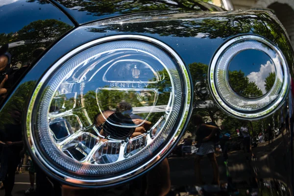 Headlamp of ultra luxury crossover SUV Bentley Bentayga, 2016 — 图库照片