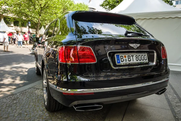 SUV crossover de ultra lujo Bentley Bentayga, 2016 — Foto de Stock