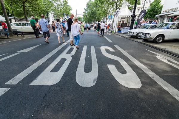 Vyhrazené autobusové pruhy na Kurfurstendamm. — Stock fotografie