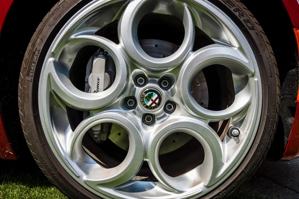 Wheel of sports car Alfa Romeo 4C (Type 960), since 2014 — Stock Photo, Image