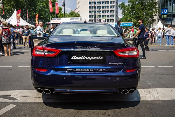 Coche de lujo de tamaño completo Maserati Quattroporte VI, desde 2013 —  Fotos de Stock