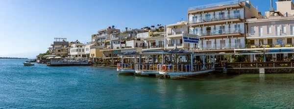 Vista panoramica del terrapieno di una piccola città turistica d'elite - Elounda, comune di Agios Nikolaos . — Foto Stock