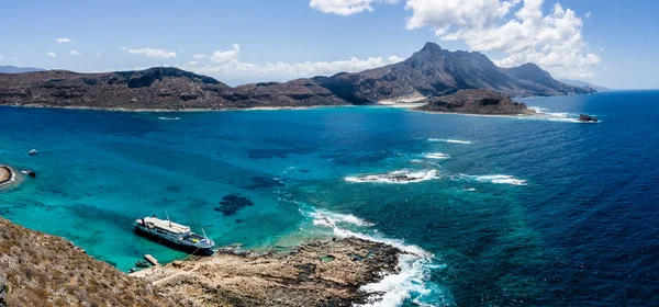 Vista panorámica de la costa oeste de Creta desde la altura de la isla rocosa Imeri Gramvousa . — Foto de Stock