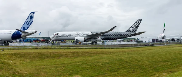 The newest Airbus A350 XWB at the airfield. — Stock Photo, Image