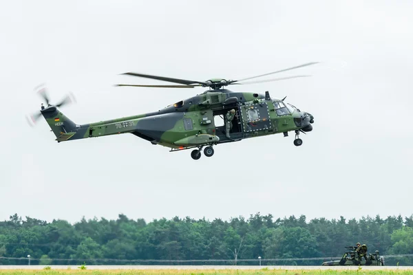 Leszállás Nh90 a német hadsereg helikopter. Demonstratív teljesítmény — Stock Fotó