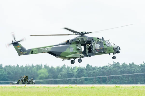 ドイツ軍の Nh90 ヘリコプターを着陸します。指示詞の運用 — ストック写真
