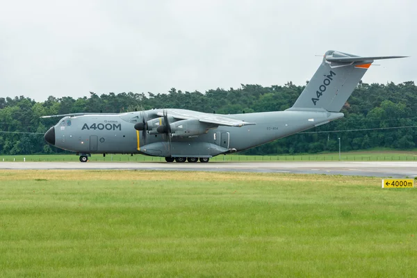 Preparing for takeoff military transport aircraft Airbus A400M Atlas. — Stock Photo, Image