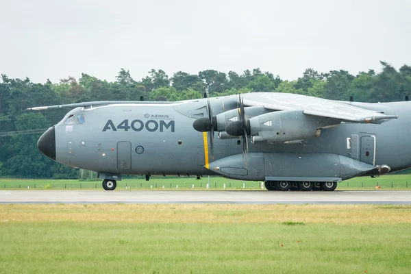 Preparação para a decolagem de aeronaves de transporte militar Airbus A400M Atlas . — Fotografia de Stock