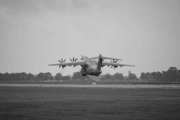 Αεροπορική επίδειξη στην βροχερή μέρα του στρατιωτικού μεταγωγικού αεροσκάφους Airbus A400m Atlas. — Φωτογραφία Αρχείου