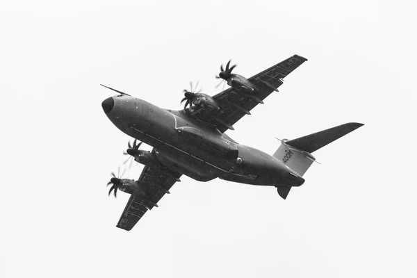 Demonstrationsflygning vid regnig dag av den militära transportflygplan Airbus A400m Atlas. — Stockfoto