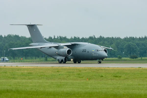 Preparing for takeoff military transport aircraft Antonov An-178. — Stock Photo, Image