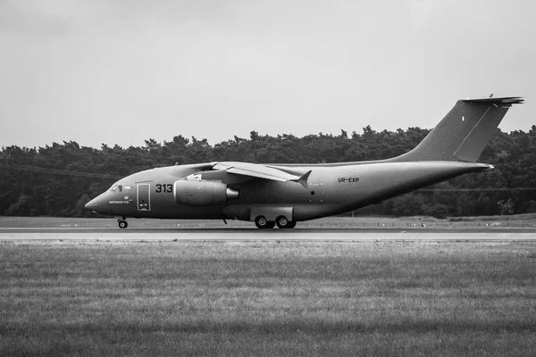 Preparing for takeoff military transport aircraft Antonov An-178. — Stock Photo, Image