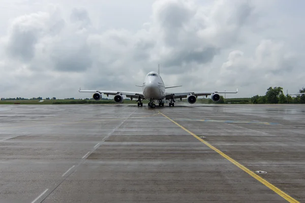 Міжнародний аеропорт Schoenefeld. Iron Maiden Boeing 747 "Ед сили один". Світове турне "книга душ" — стокове фото